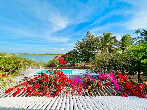 Imagem 1 de Casa frente ao lago, com piscina e localização privilegiada em Camocim